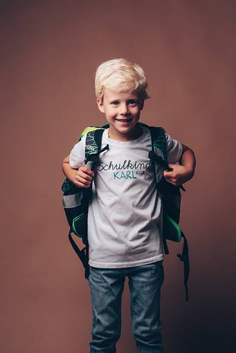 Foto: Junge mit Schulranzen