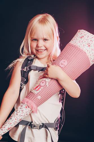 Einschulung: Mädchen mit Schultüte