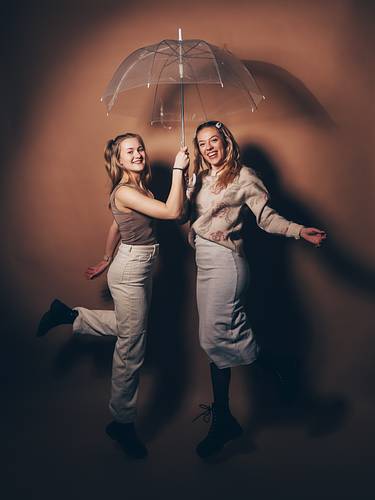 Freundinnen Foto Mädchen springen mit Regenschirm