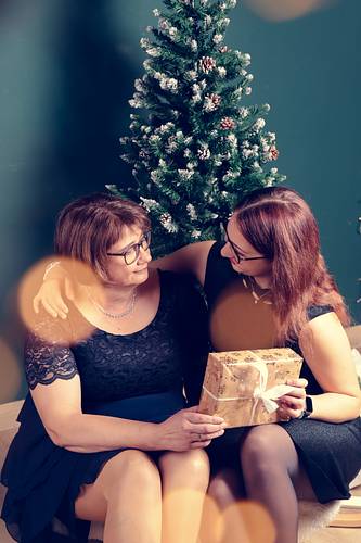 Mother-daughter-christmas-shooting