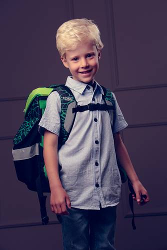 Foto eines Jungen an seinem ersten Schultag