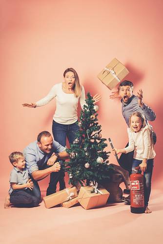 Kid-parents-funny-shooting-christmas